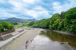 武蔵五日市駅徒歩5分 東京都あきる野市 秋川橋河川公園バーベキューランド で川遊びしよう 西東京から約30分 持込 手ぶら自由 会場 日本最大級の qプラットフォーム Bavi